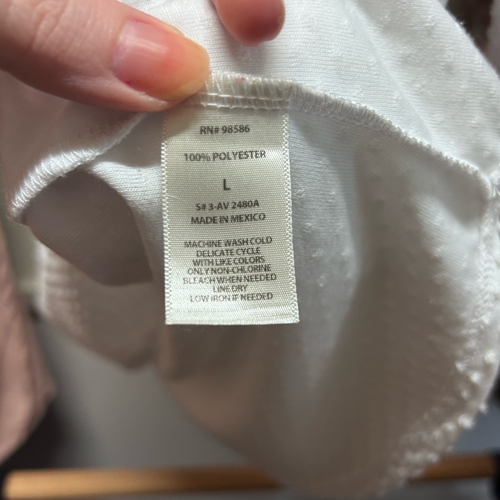 Casual white Swiss dot shirt with cap sleeves - Picture 4 of 4